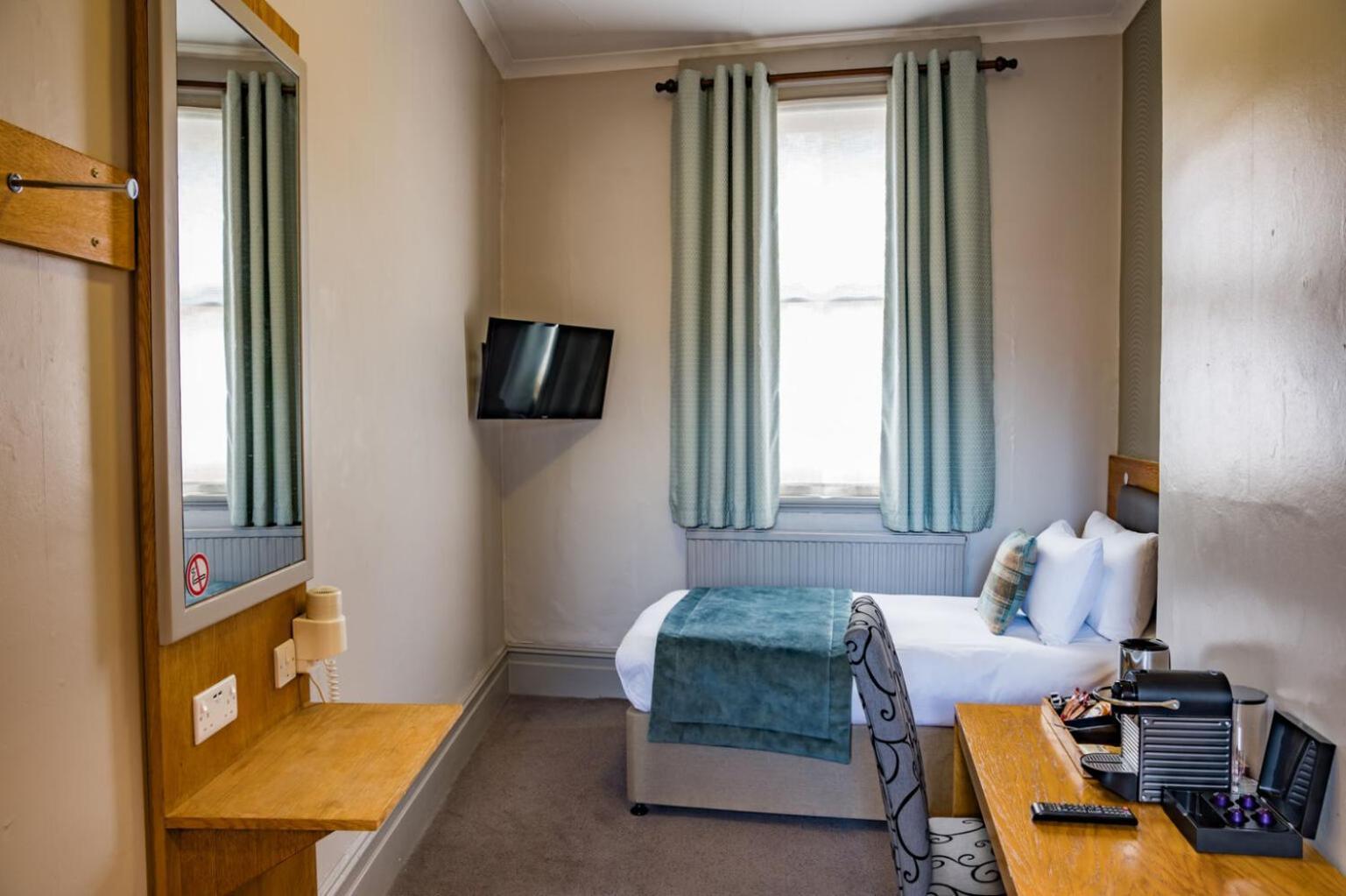The Goddard Arms Hotel Swindon Kültér fotó
